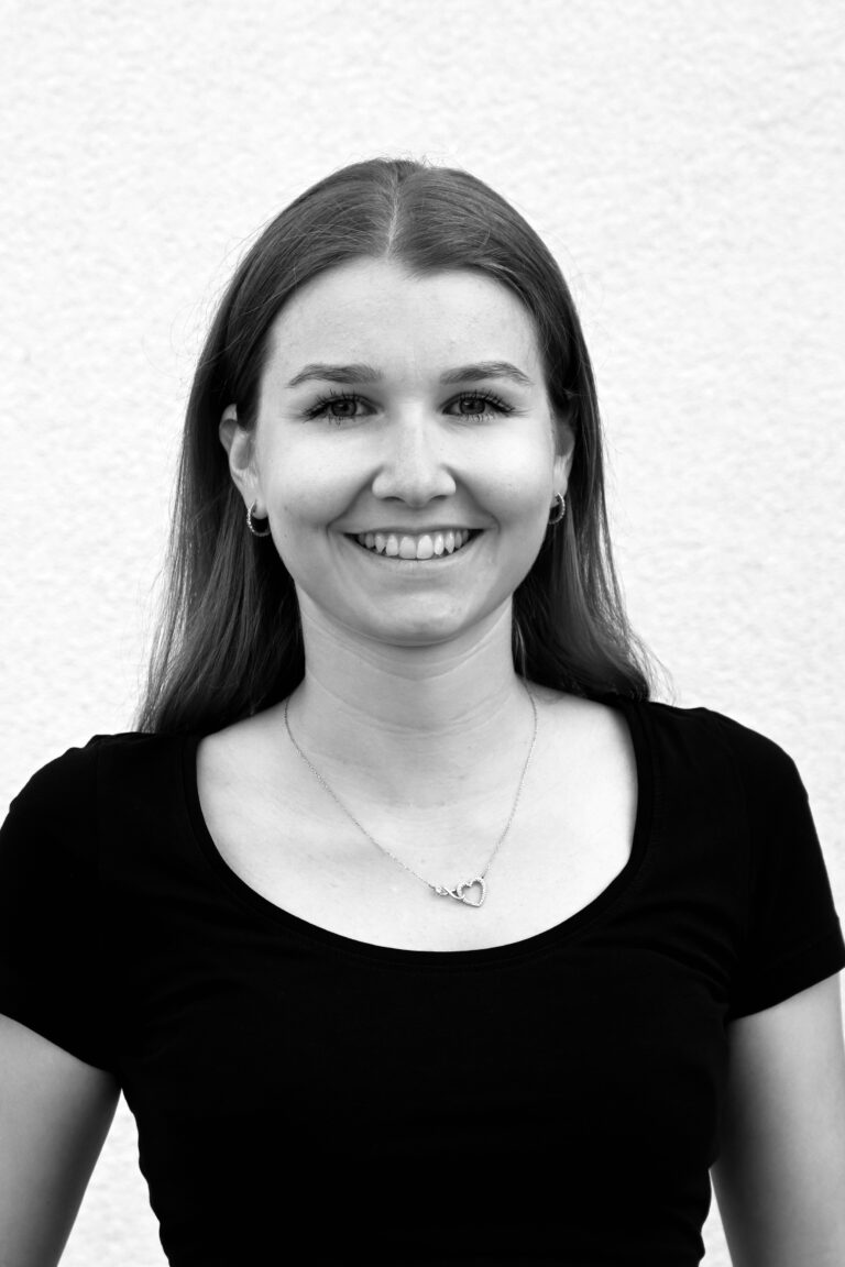Floriana Haider als Ruth Kelly